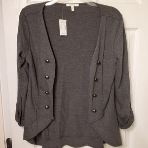 Maurice's small dark gray shirt